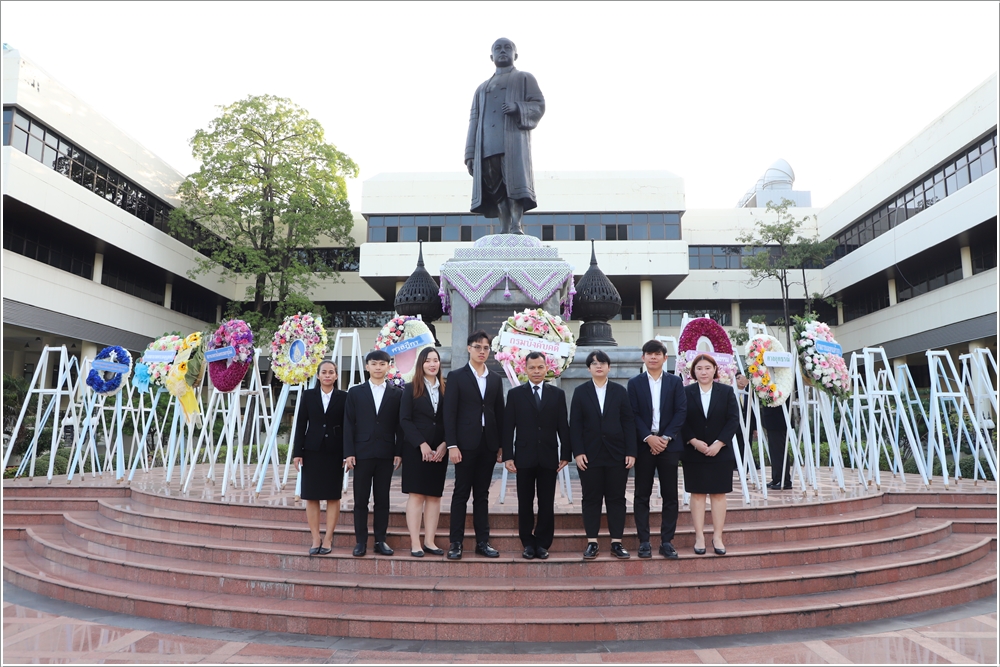 ﻿กรมบังคับคดีร่วมพิธีวางพวงมาลาถวายบังคมพระบรมราชานุสาวรีย์ พระบาทสมเด็จพระมงกุฎเกล้าเจ้าอยู่หัว เนื่องในวันคล้ายวันสวรรคต